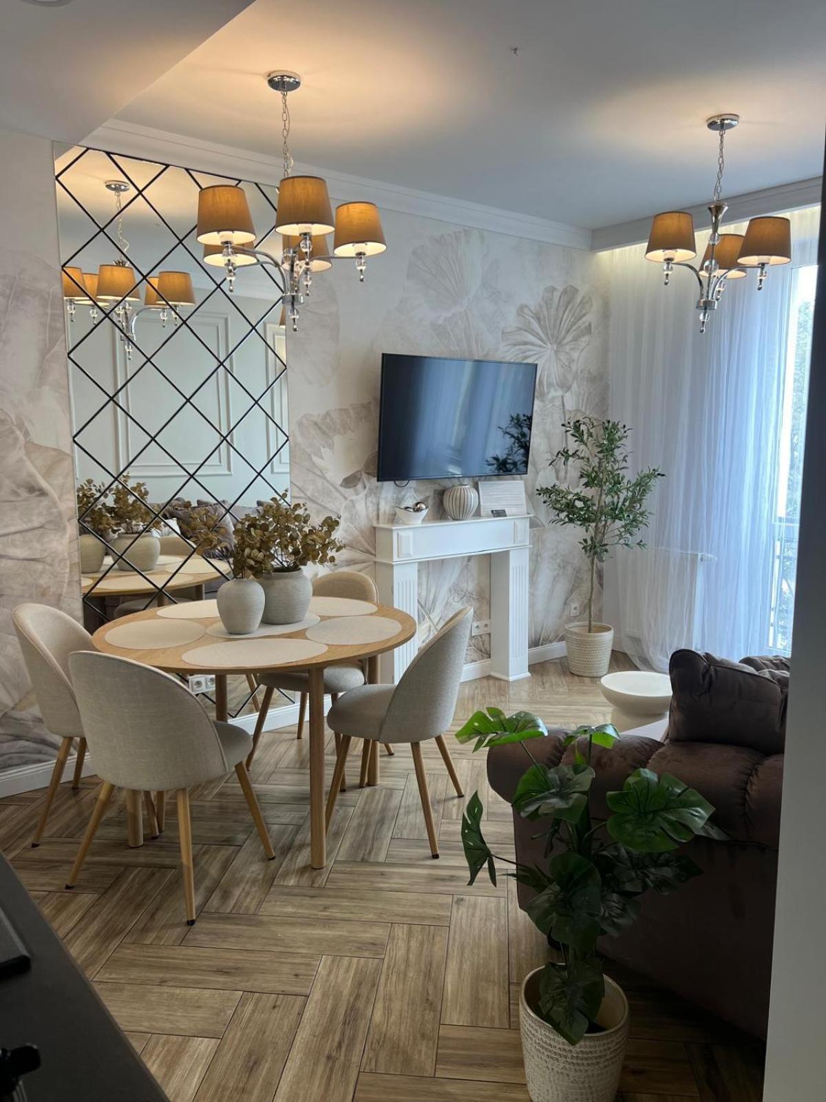 Family & Business Sauna Apartments Plac Wolnosci Centrum Downtow, - Piekny Apartament - 5 Bedroom With Private Sauna, Bath With Hydromassage, Parking, Catering Options Kielce Exterior photo