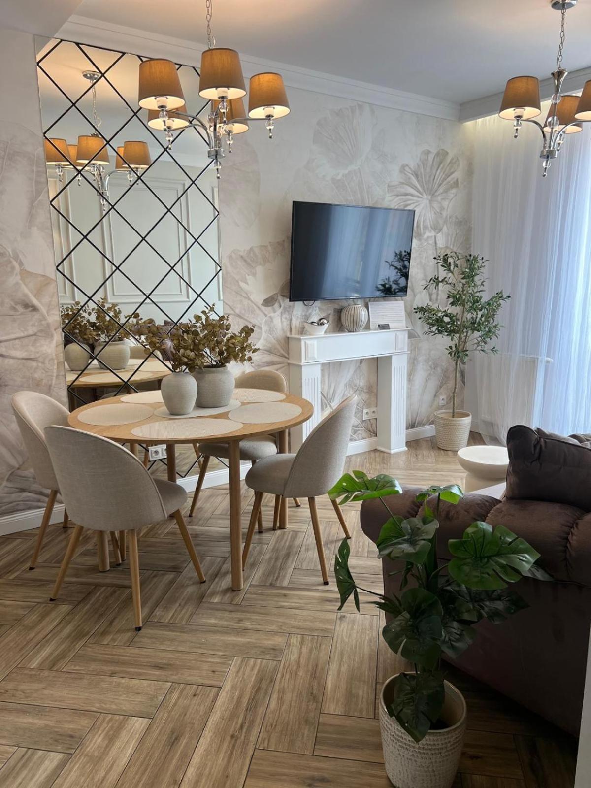 Family & Business Sauna Apartments Plac Wolnosci Centrum Downtow, - Piekny Apartament - 5 Bedroom With Private Sauna, Bath With Hydromassage, Parking, Catering Options Kielce Exterior photo